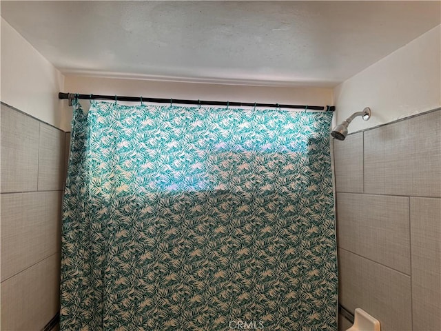 full bathroom with curtained shower