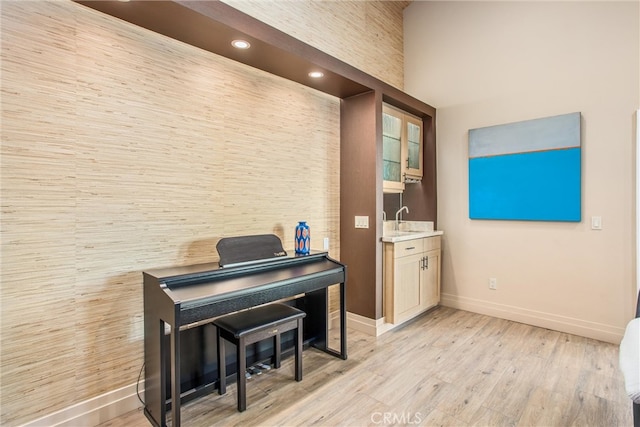 living area with recessed lighting, light wood-style flooring, and baseboards