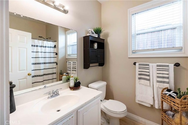 full bathroom featuring toilet, baseboards, a shower with shower curtain, and vanity