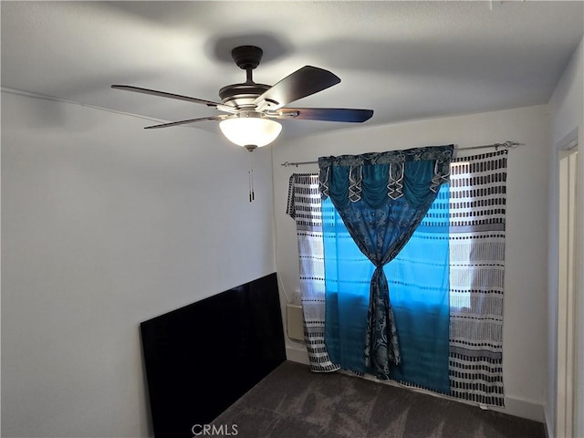 unfurnished room featuring a ceiling fan and carpet flooring