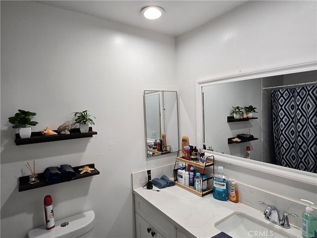 full bathroom featuring toilet, a shower with shower curtain, and vanity