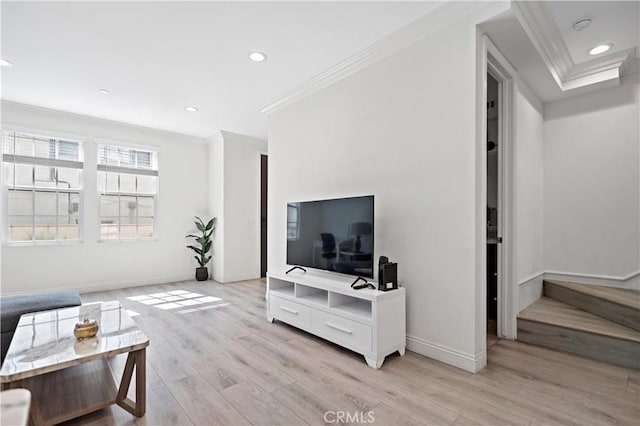 living room with baseboards, light wood-style floors, recessed lighting, and crown molding