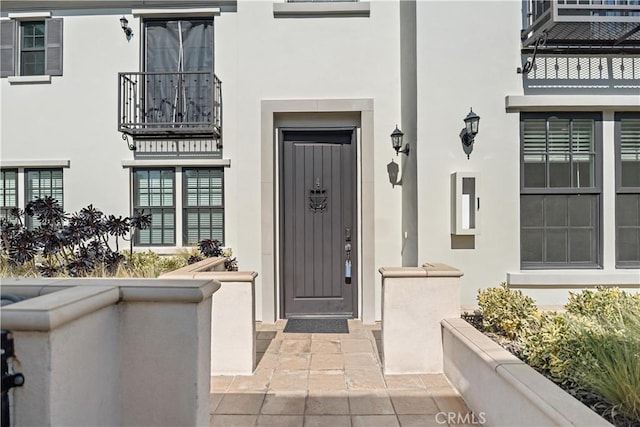 property entrance featuring stucco siding