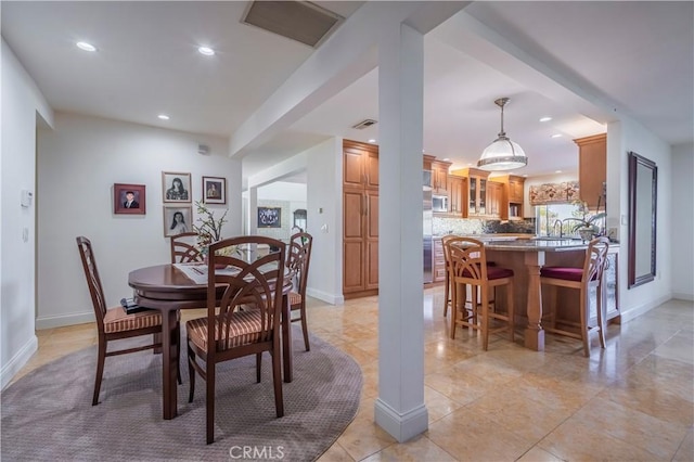 dining area featuring recessed lighting, visible vents, and baseboards