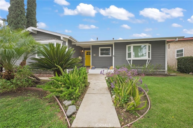 ranch-style home featuring a front lawn