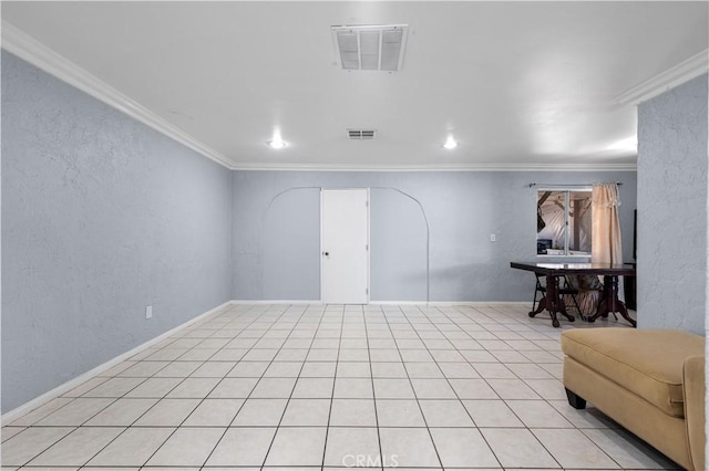 living area with arched walkways, a textured wall, visible vents, and crown molding