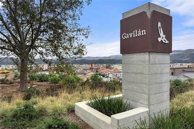 details featuring a residential view and a mountain view