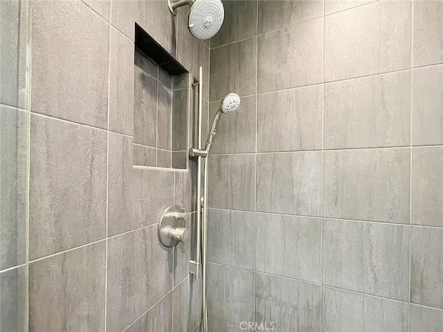 details featuring tiled shower