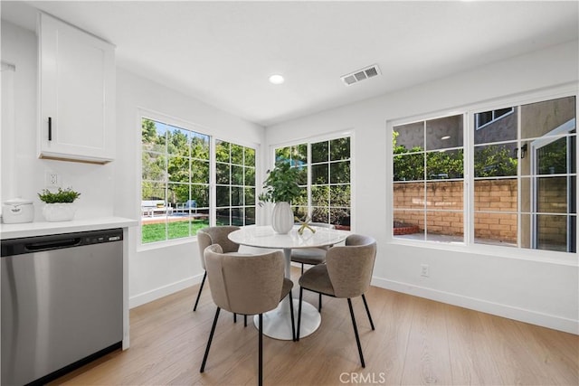 dining area featuring light wood-style floors, recessed lighting, visible vents, and baseboards