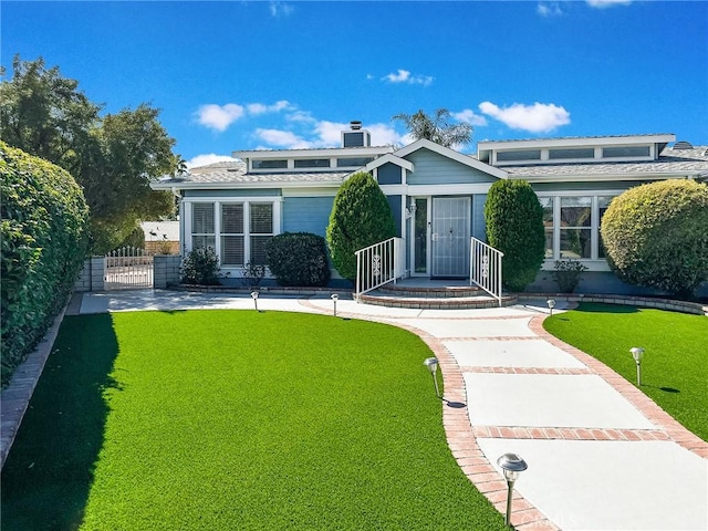 view of front of house with a gate and a front lawn