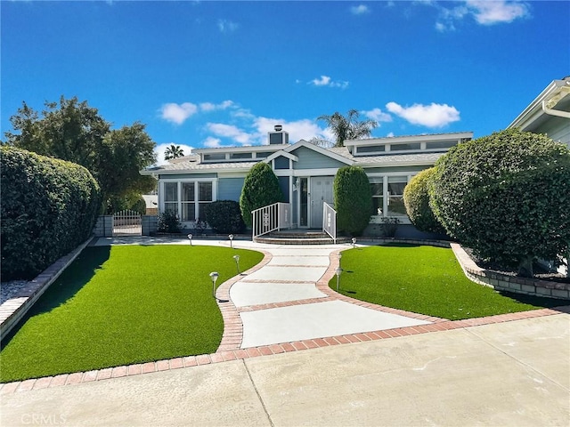 view of front facade featuring a front lawn and fence