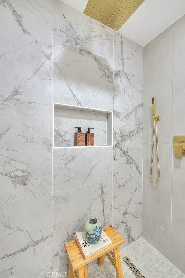 bathroom featuring a tile shower