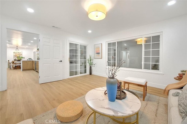 living area featuring baseboards, recessed lighting, visible vents, and light wood-style floors