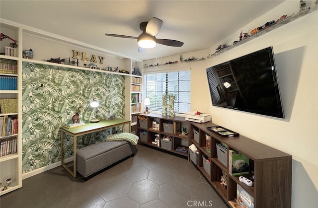 sitting room with ceiling fan