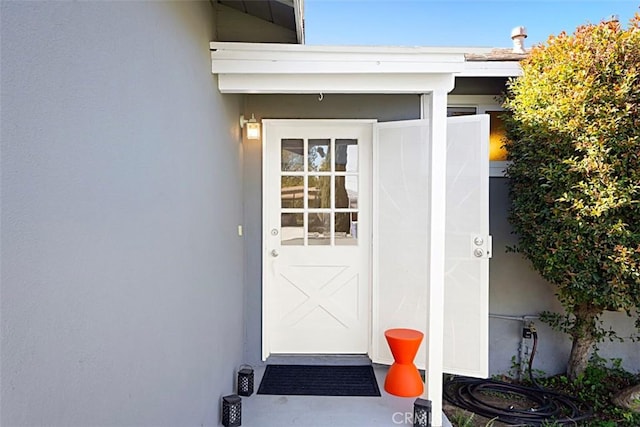 entrance to property with stucco siding