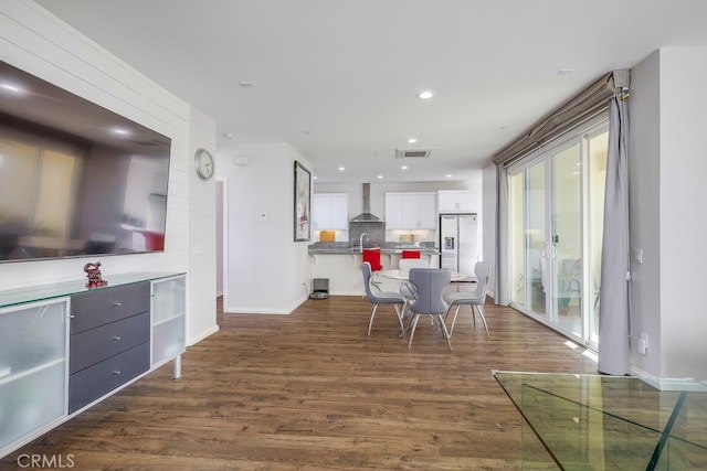 dining area with baseboards, dark wood-style flooring, visible vents, and recessed lighting