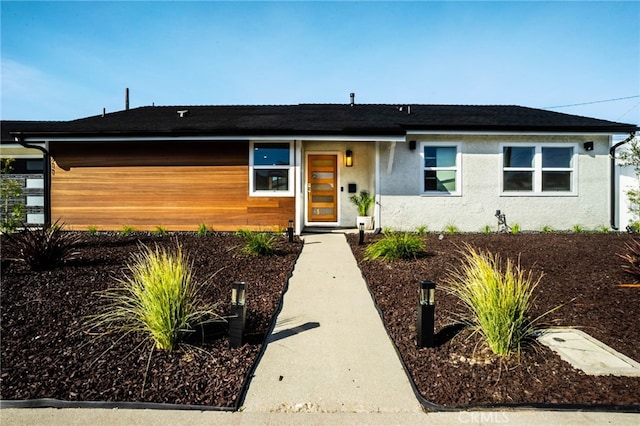 view of front facade featuring stucco siding