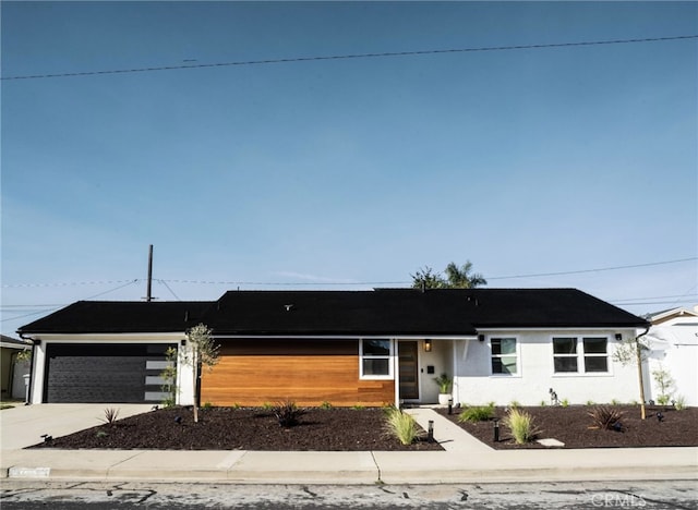 view of front facade with a garage and driveway