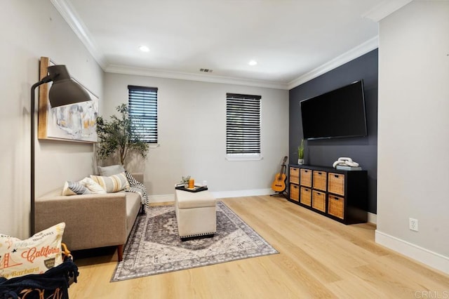 living room featuring recessed lighting, crown molding, baseboards, and wood finished floors