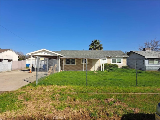 ranch-style house featuring driveway, a front lawn, and fence