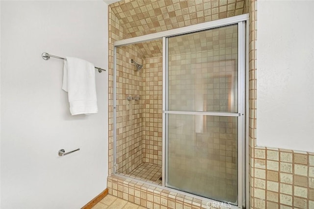 bathroom featuring tiled shower