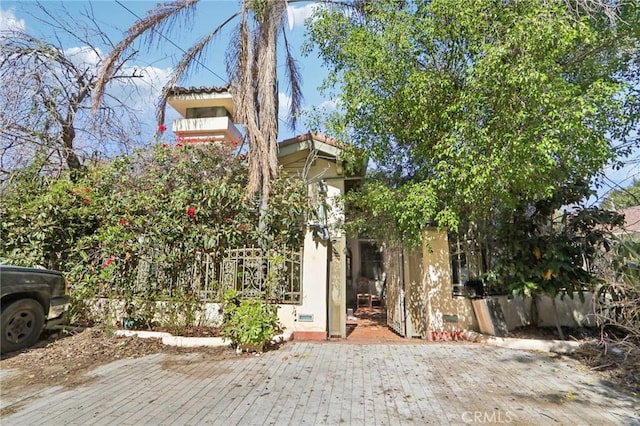 view of front facade featuring stucco siding