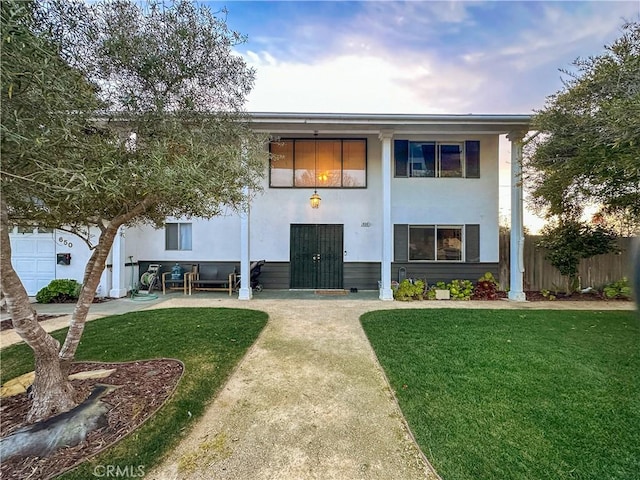 view of front of property featuring fence and a front yard