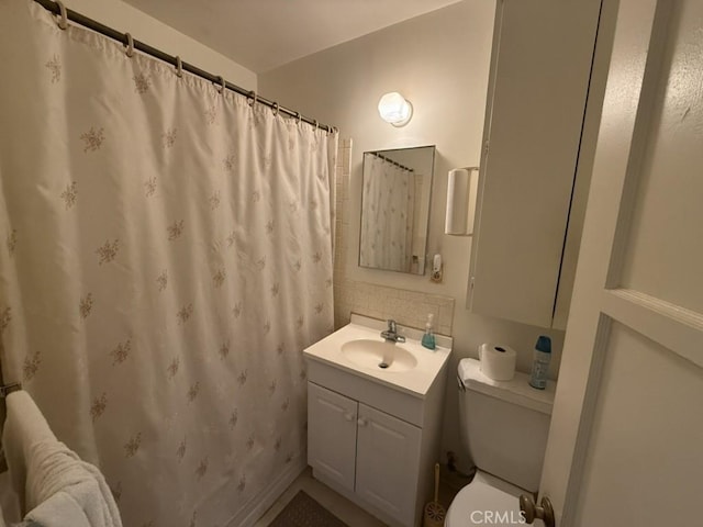 bathroom with tasteful backsplash, a shower with shower curtain, vanity, and toilet