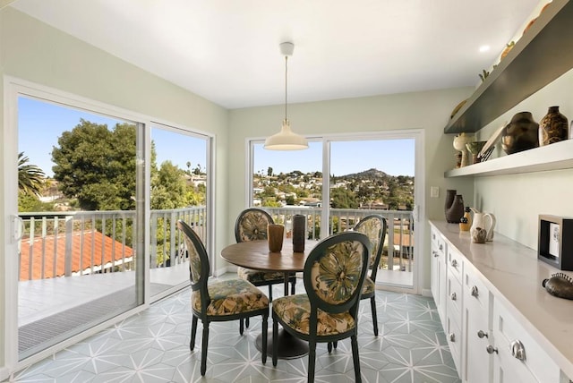 dining space featuring a mountain view