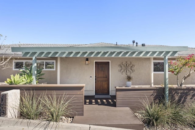 view of front facade featuring stucco siding