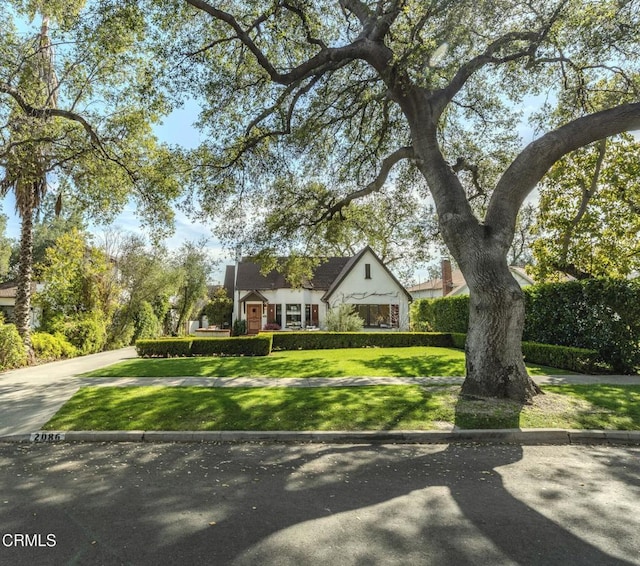 view of front of home with driveway and a front yard