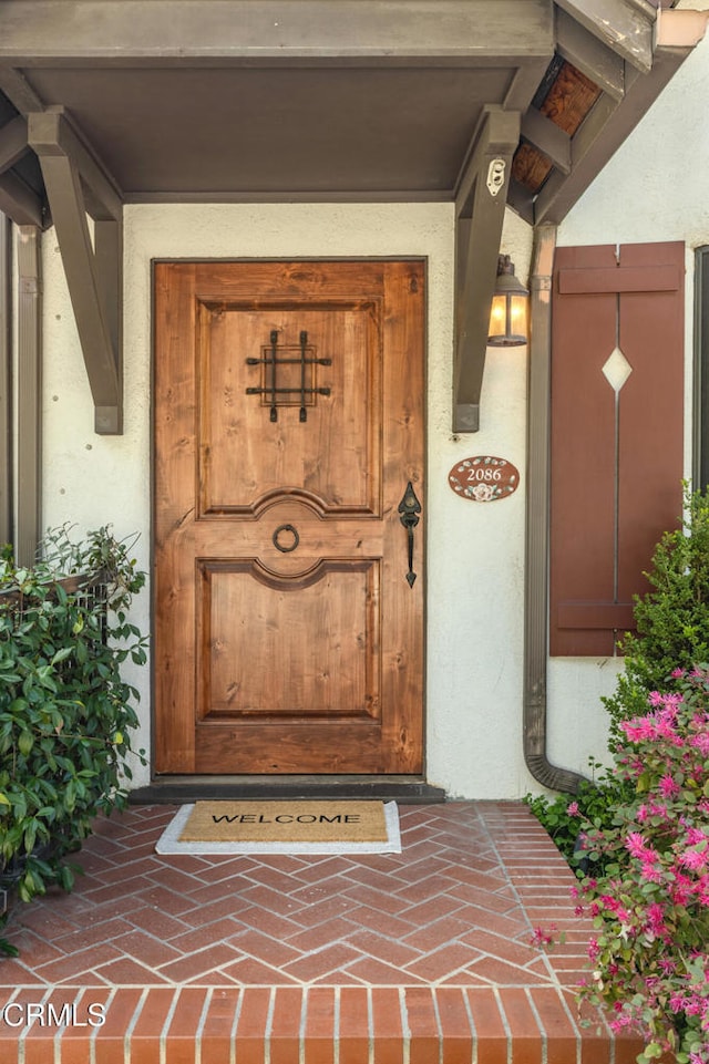 entrance to property with stucco siding