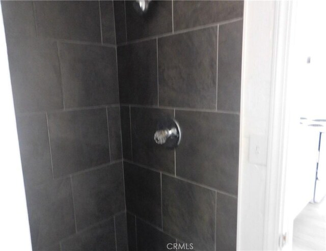 room details featuring a tile shower