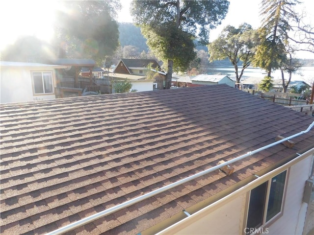 details featuring roof with shingles