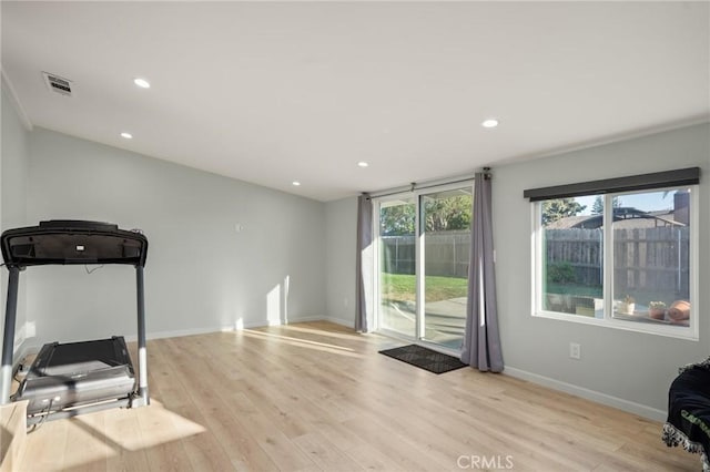 workout room with light wood finished floors, baseboards, visible vents, and recessed lighting