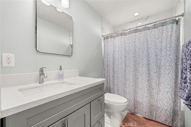 full bath with toilet, a shower with curtain, and vanity