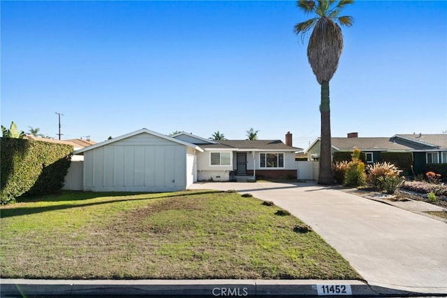 view of front of property featuring a front yard and fence