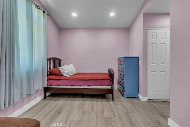 bedroom featuring light wood-type flooring, baseboards, and recessed lighting