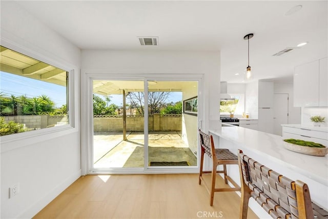 entryway featuring light wood-style floors, recessed lighting, visible vents, and baseboards