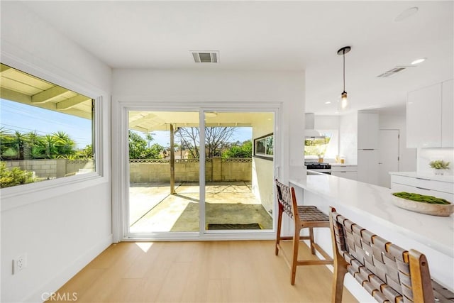 dining space with recessed lighting, baseboards, visible vents, and light wood finished floors