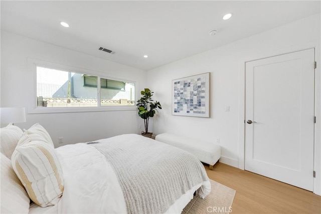 bedroom featuring light wood finished floors, visible vents, and recessed lighting