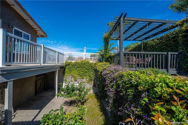 view of yard with a pergola