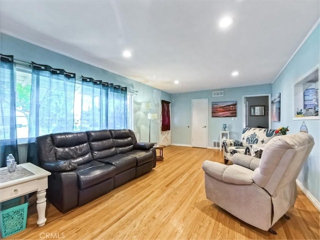 living area featuring recessed lighting, visible vents, light wood-style flooring, and baseboards