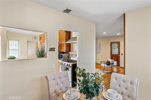 dining space featuring light wood-style floors, visible vents, and recessed lighting