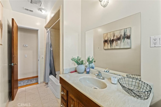 bathroom featuring shower / bath combo with shower curtain, vanity, visible vents, and baseboards