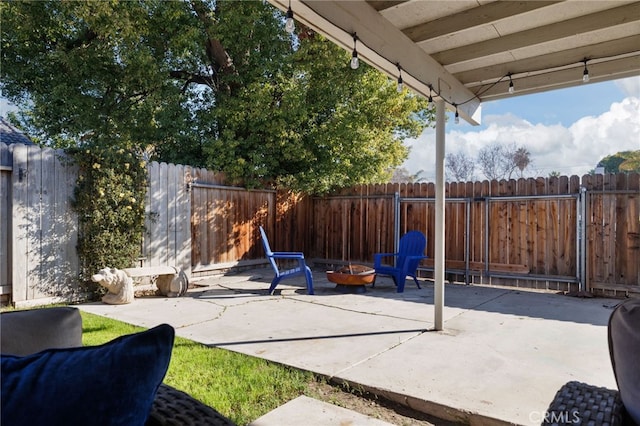 view of patio featuring a fire pit and a fenced backyard