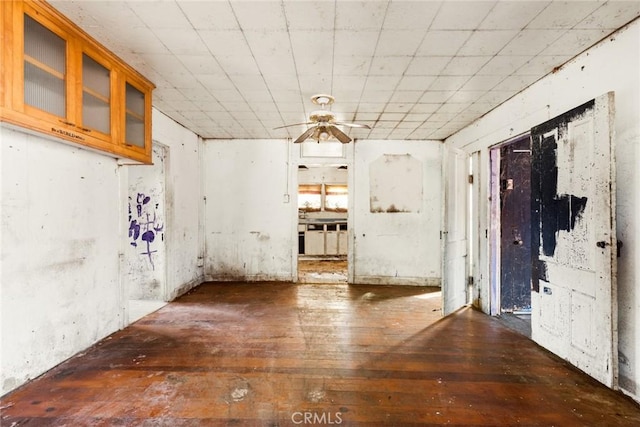 unfurnished room featuring dark wood-style floors and ceiling fan