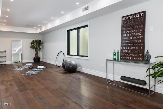 exercise area featuring dark wood-style floors, recessed lighting, visible vents, and baseboards