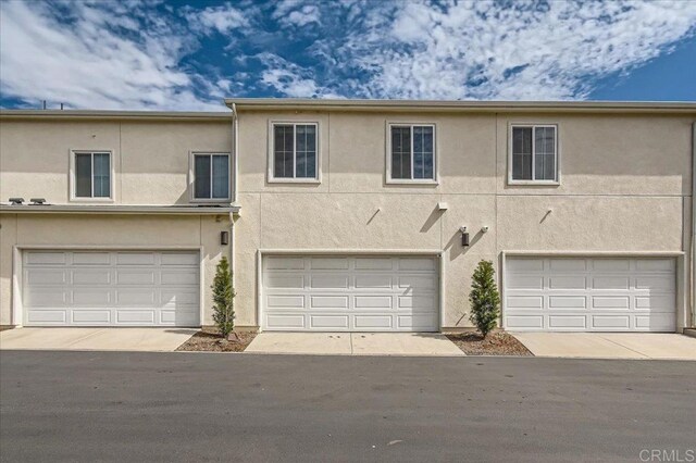 35107 Rangpur Ln, Fallbrook, CA 92028 - townhome / multi-family property featuring stucco siding and an attached garage