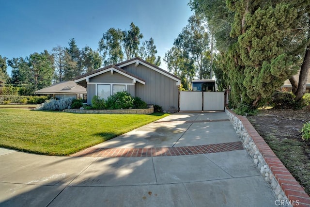 view of front of property featuring driveway and a front lawn